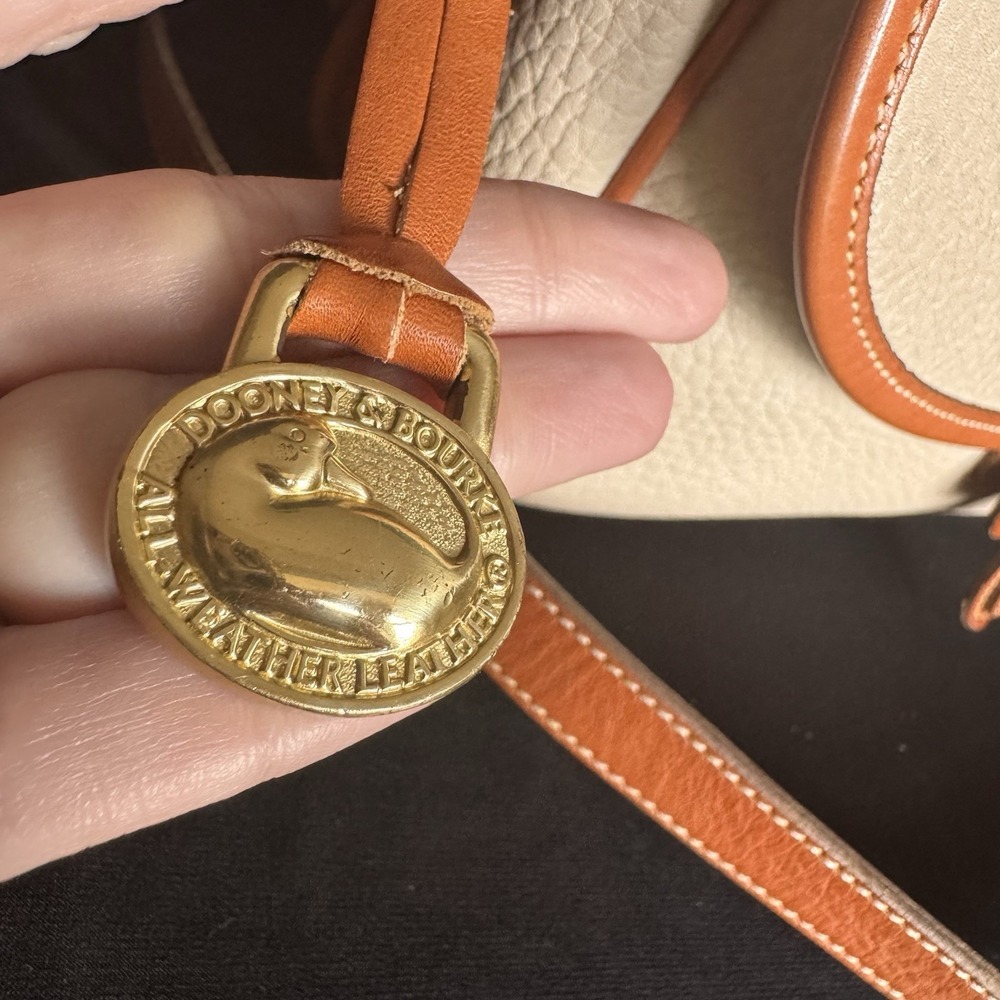 Dooney & Bourke Cream and Tan Pebbled Leather Crossbody Handbag Vintage - Picture 3 of 16